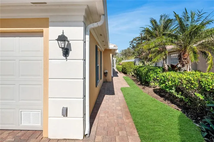 7593  Rozzini  LN, Naples, FL 34114