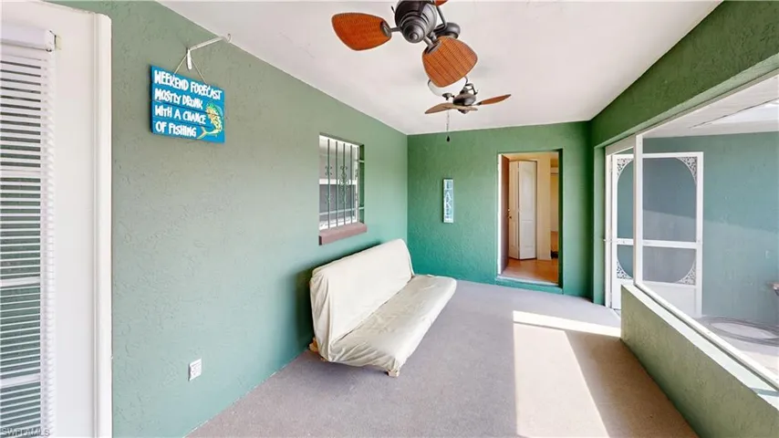 Sunroom / solarium with ceiling fan