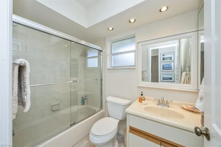 Guest Bathroom with tub
