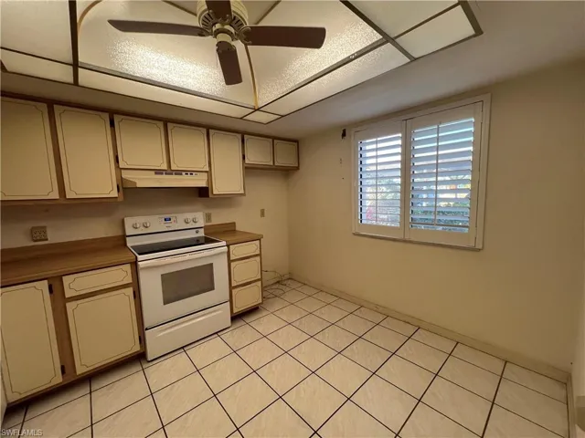 SMALL EAT-IN AREA FOR BREAKFAST ROUND TABLE, OR EXTEND MORE CABINETS WHEN YOU REMODLE