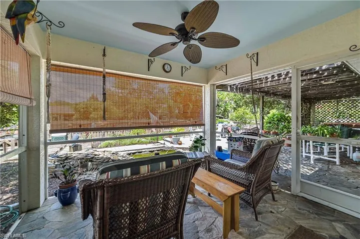 Sunroom / solarium with ceiling fan