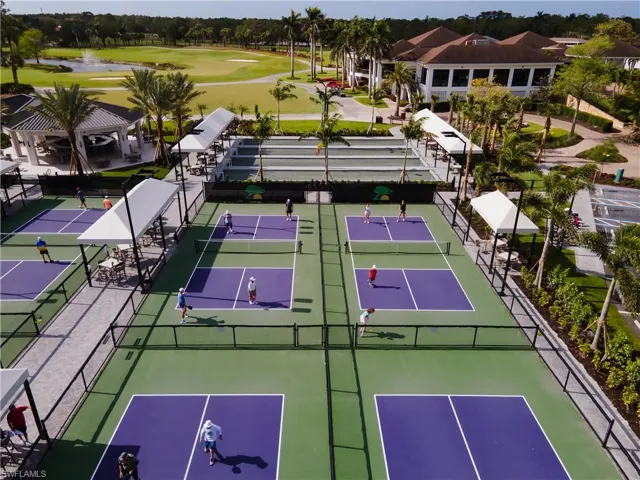 130 Amblewood Ln 8-801, Naples, Florida 34105