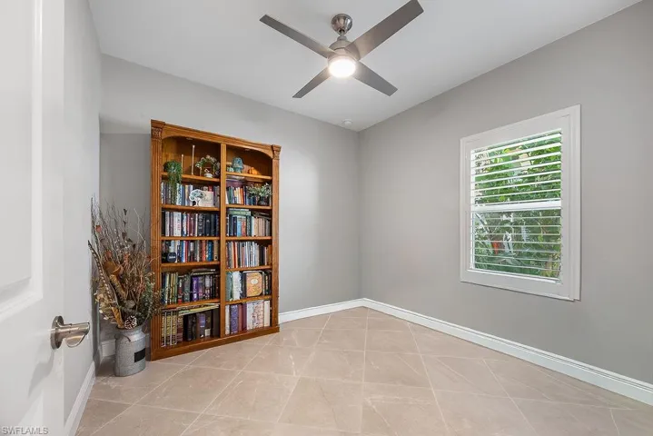Unfurnished room featuring light tile patterned floors and a ceiling fan