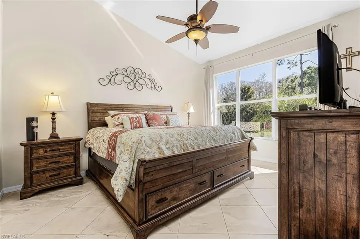 Master retreat with volume ceiling, large picture window and ample space furniture.