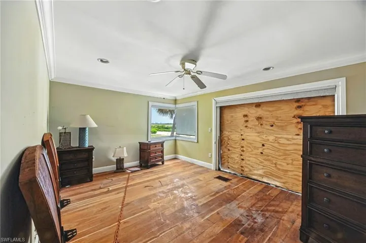 Bedroom with crown molding, hardwood / wood-style floors, ceiling fan, and recessed lighting