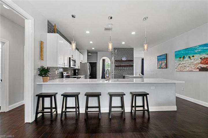 Breakfast Bar with Stools