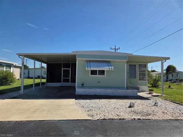 Low cost living in Paradise! Monthly fee is only $180 and includes recreational amenities and common grounds maintenance.