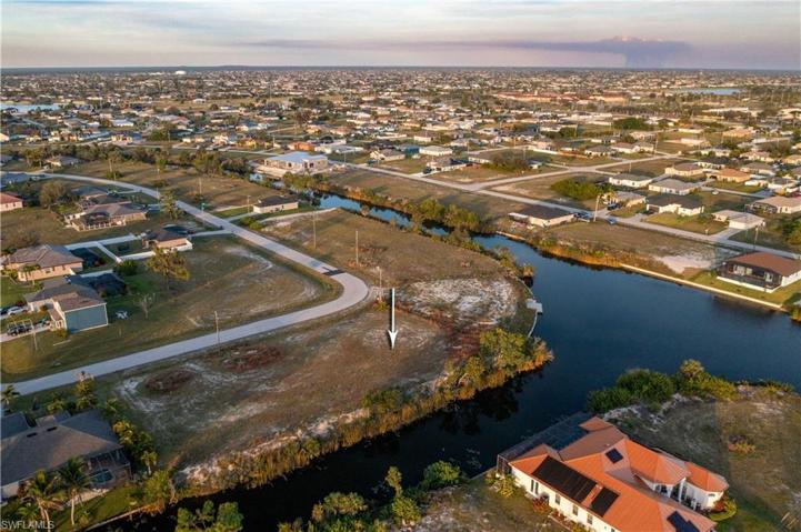 1906 NW 4th ST, CAPE CORAL FL 33993