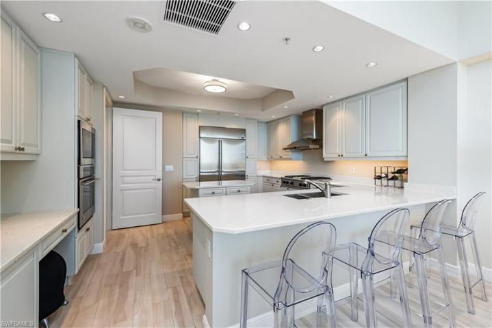Kitchen with Breakfast Bar