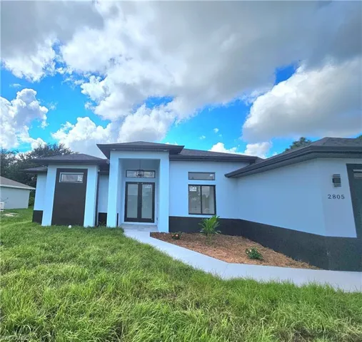 Prairie-style home featuring a front yard