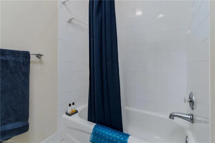 Tub/shower combo in guest bath