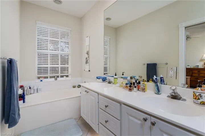 Main bedroom with large soaker tub