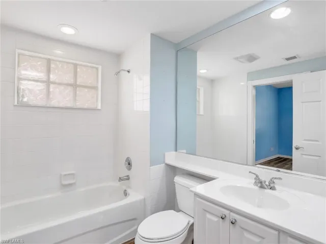 Full bathroom with vanity, toilet, and tiled shower / bath