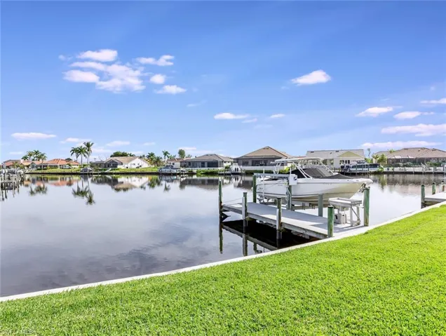 New 10k lb Dolphin Boatlift with new GEM remote