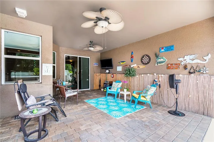 Sitting room with ceiling fan