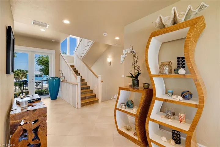 1ft floor foyer