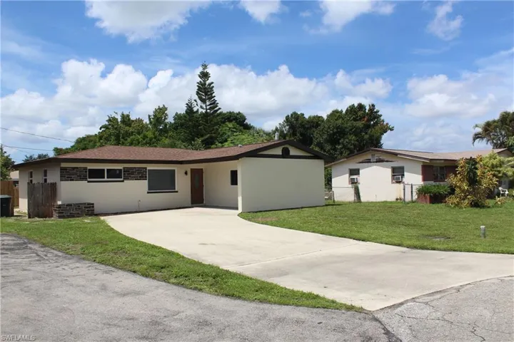 Ranch-style house featuring stucco siding and driveway