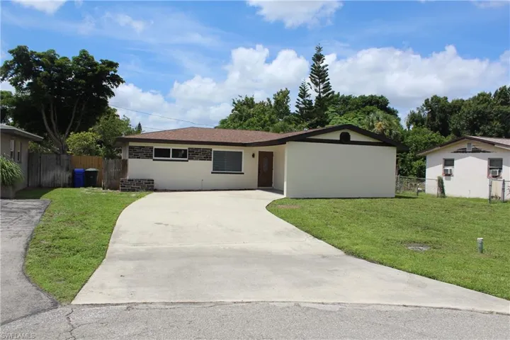 Ranch-style house featuring driveway