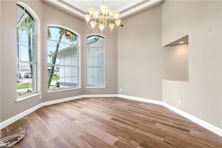 Dining Room w/Tray Ceiling