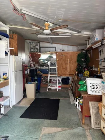 Shed / Shed featuring fridge and a workshop area
