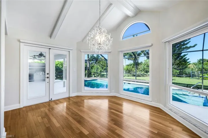 Light & bright dining area