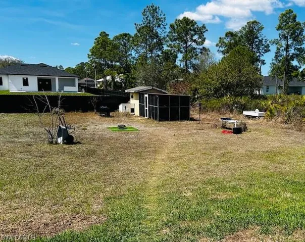 View of yard featuring an outbuilding
