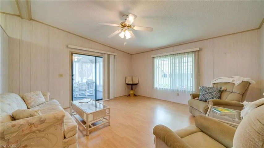 The living room is bright too! The flooring recently installed. And: it's been very well maintained.