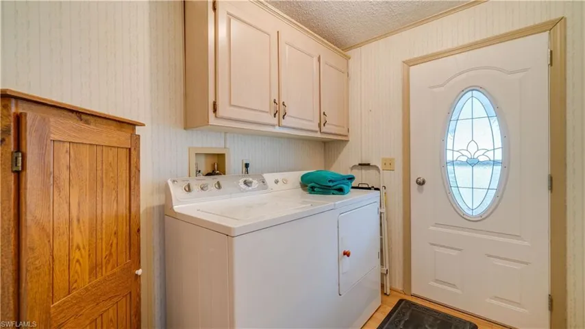 What a great laundry room. Oh, notice that lovely entry door.