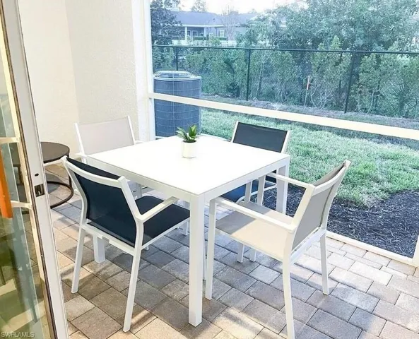 Balcony featuring outdoor dining space