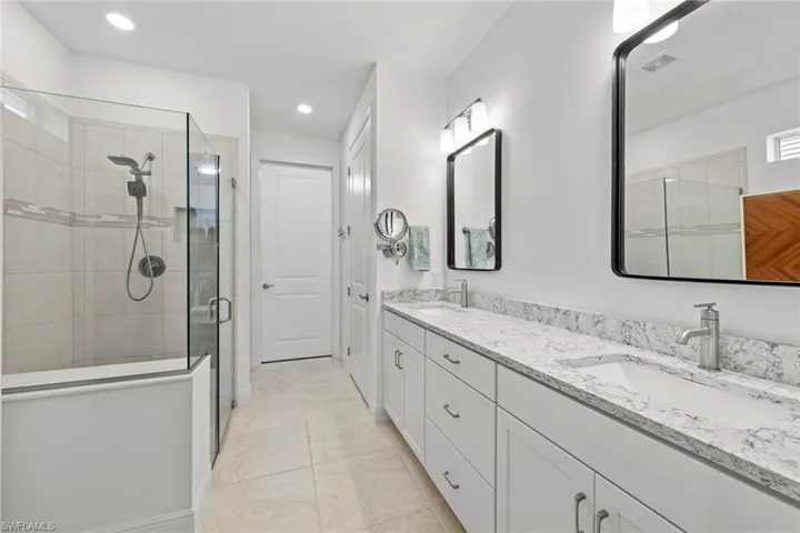Master en-suite bath