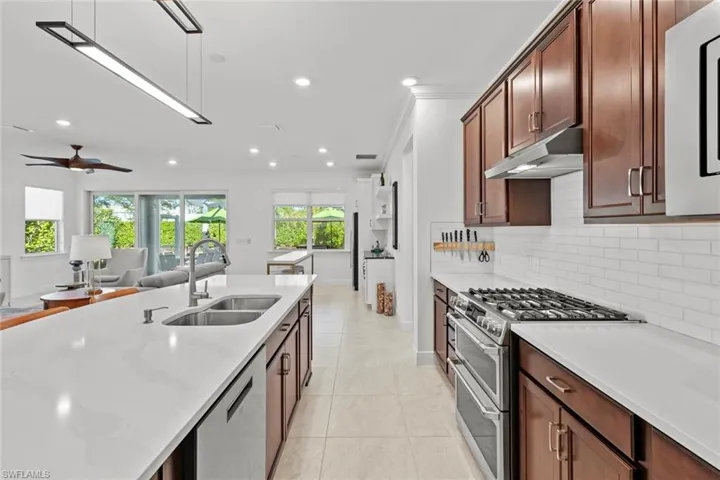 Gas range with double ovens
