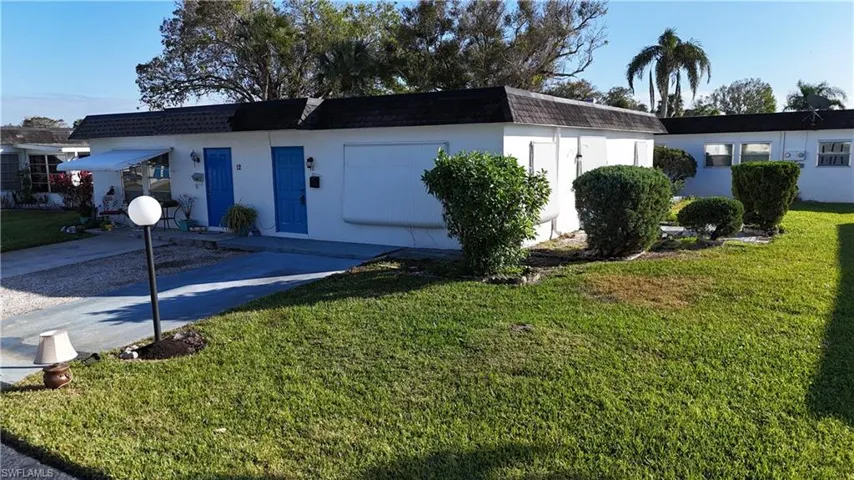 View of front of house featuring a front yard