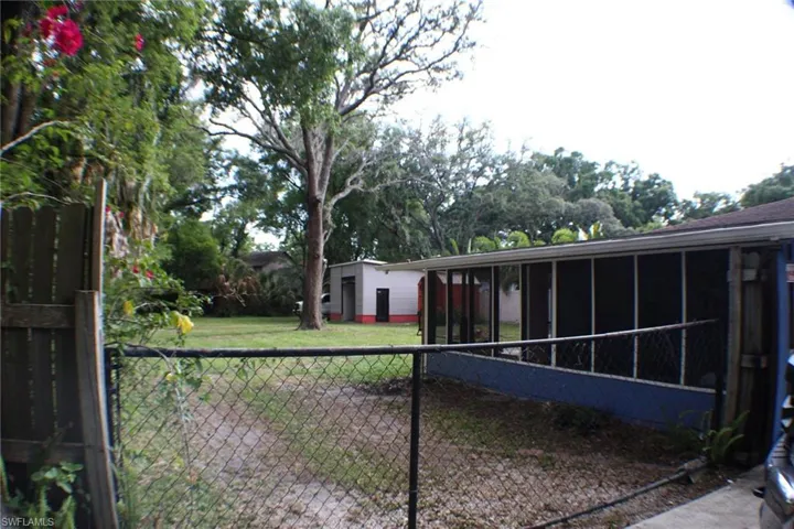 Large screened in lanai, perfect for summer evenings!