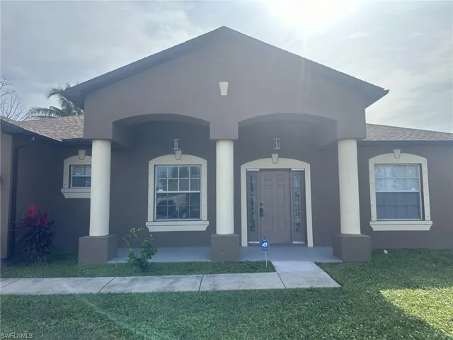 View of front facade featuring a front yard