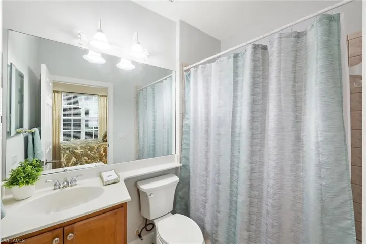 Bathroom connected to your guest bedroom with a great walk in closet