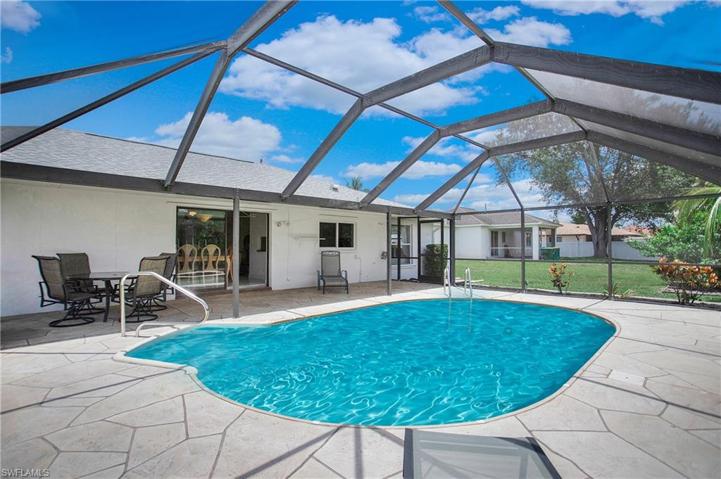 Large lanai with enclosed pool deck