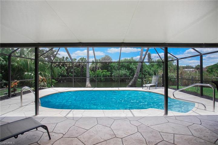 Large lanai with enclosed pool deck