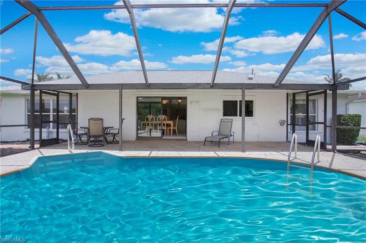 Large lanai with enclosed pool deck
