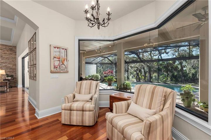 SEATING AREA IN THE KITCHEN