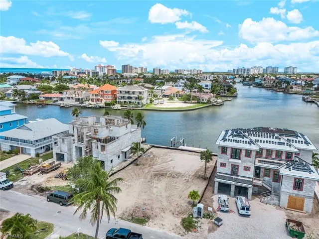 287  Trade Winds  AVE, Naples, FL 34108