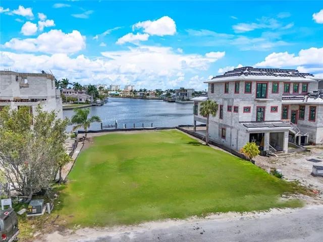 287  Trade Winds  AVE, Naples, FL 34108