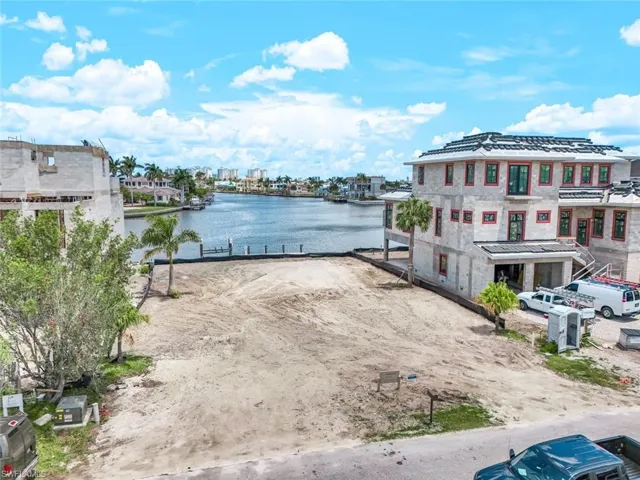 287  Trade Winds  AVE, Naples, FL 34108
