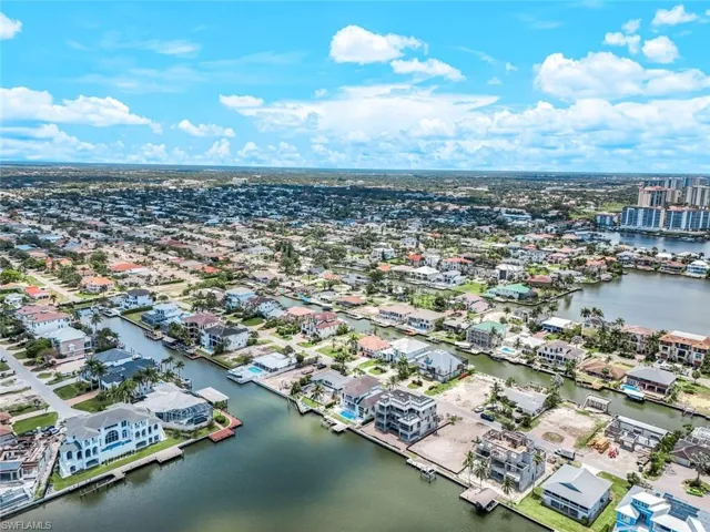 287  Trade Winds  AVE, Naples, FL 34108