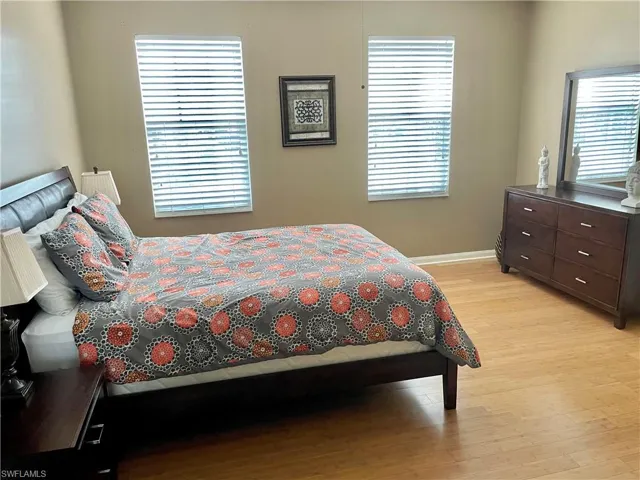MASTER BEDROOM (Queen Size Bed)