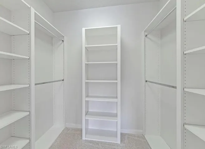 MASTER BEDROOM WALK IN CLOSET (Expanded View)