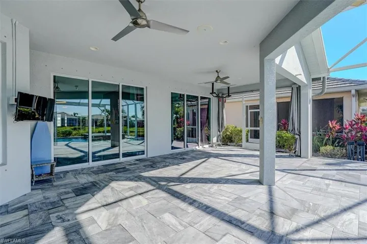 View of  extra large lanai  featuring ceiling fan