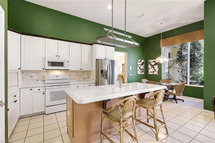 So much cabinet and counter space in this kitchen -- plenty of room for at least two chefs!