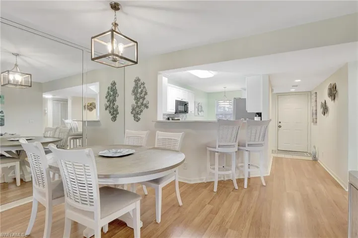 Dining Area and Breakfast Bar