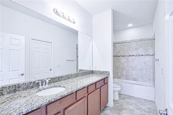2nd Bathroom w/Tub/Shower combo