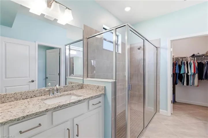 dual sinks, large tiled shower